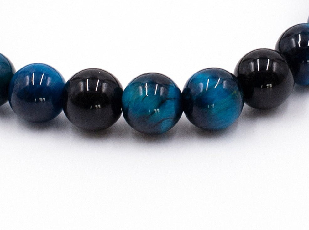 Bodorf armband van gepolijste zwarte agaten afgewisseld met gepolijste blauwe valkenogen.